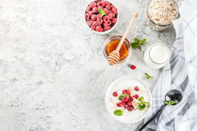 Zboża, świeże Maliny, Liście Mięty, Jogurt I Miód