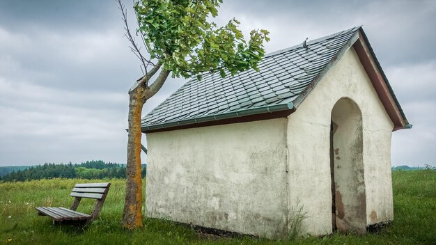 Zdjęcie zbudowana konstrukcja na tle nieba