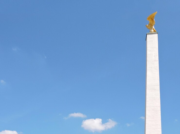 Zdjęcie zbudowana konstrukcja na tle nieba