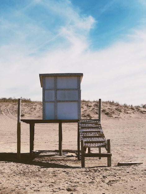 Zdjęcie zbudowana struktura na plaży na tle nieba