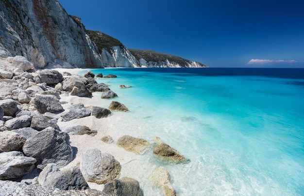 Zdalna i ukryta plaża Fteri na wyspie Keflaonia Grecja Europa