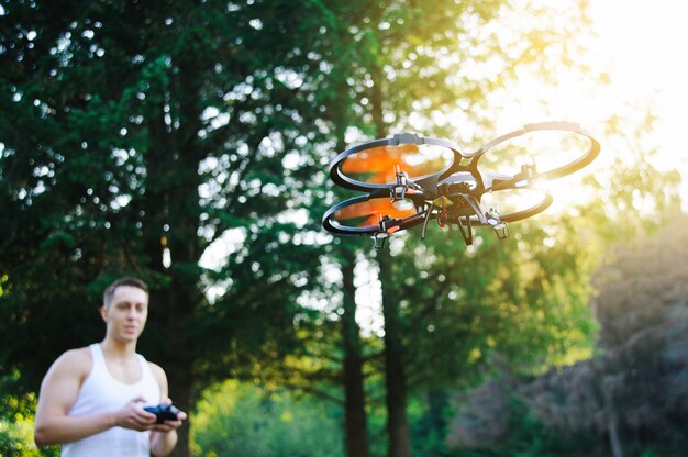 Zdalna Kontrola Drona. Dron Latający Na Zewnątrz