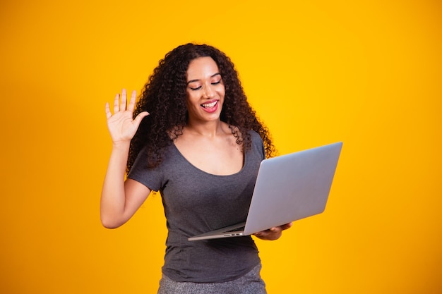 Zdalny! Portret Podekscytowany Młoda Kobieta Afro Posiadania Laptopa Podczas Rozmowy Wideo.