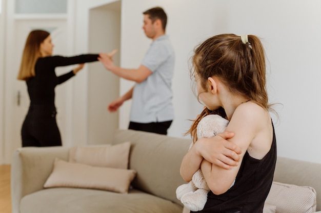 Zdenerwowana córka jest smutna z powodu kłótni rodziców