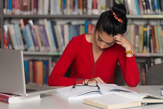 Zdezorientowana Studentka Czytająca Wiele Książek Na Egzamin