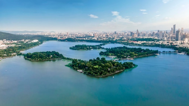 Zdjęcia lotnicze jezior i budynków miejskich w Nanjing w Chinach