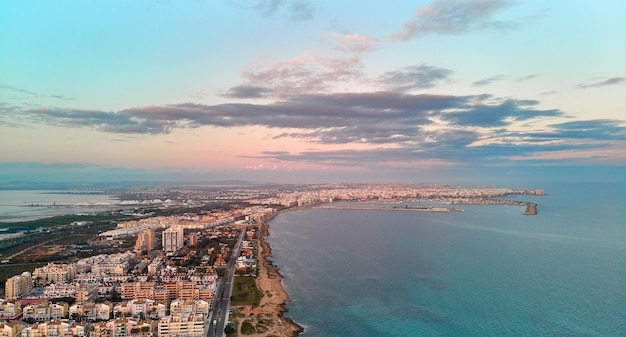 Zdjęcia lotnicze miasta i portu Torrevieja w Alicante, Hiszpania