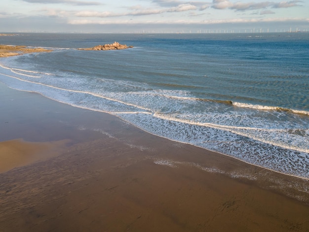 Zdjęcia lotnicze morskich plaż i fal