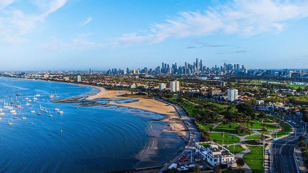 Zdjęcia lotnicze nadmorskiego miasta Melbourne w Australii z budynkami na brzegu