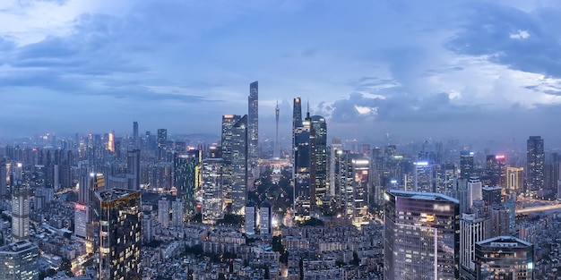 Zdjęcia lotnicze nowoczesnych krajobrazów architektonicznych w nocy w Guangzhou w Chinach