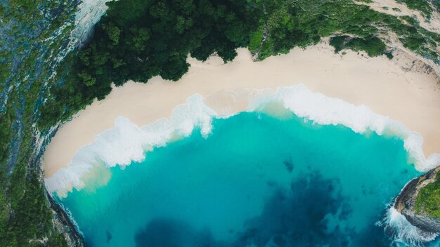 Zdjęcia lotnicze tropikalnej plaży na pięknej wyspie Nusa Penida
