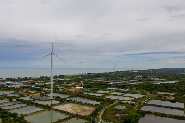 Zdjęcie zdjęcia lotnicze wiatraków obracających się pod wpływem wiatru i wytwarzających energię odnawialną