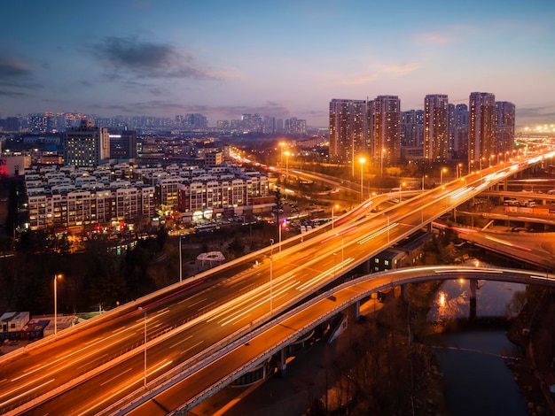 Zdjęcia lotnicze z nocnego widoku wiaduktu miasta Qingdao