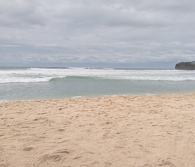 Zdjęcie zdjęcia widoków na morze i piasek na plaży