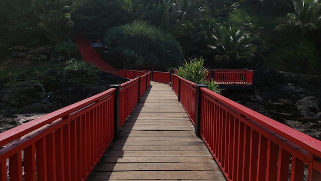 Zdjęcia z czerwonego mostu na plaży