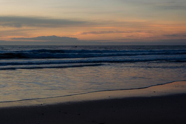 Zdjęcie zdjęcie afirmacyjne jesteś wolny, aby być innym kochaj siebie zachód słońca nad morzem horyzont pomarańczowy niebo chmury ciemne morze woda brzeg piasek