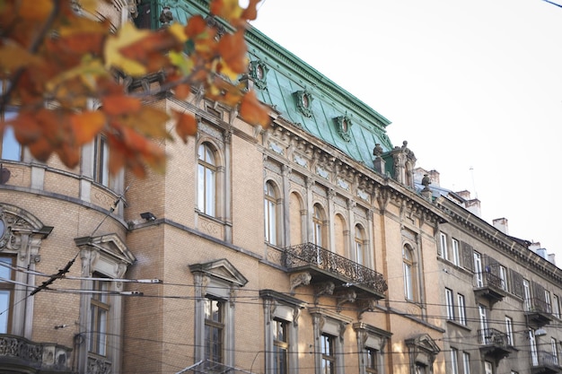 Zdjęcie architektury Lwowa w piękny jesienny dzień