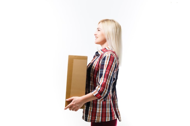 zdjęcie atrakcyjnej bizneswoman dostarczającej kartonowe pudełko