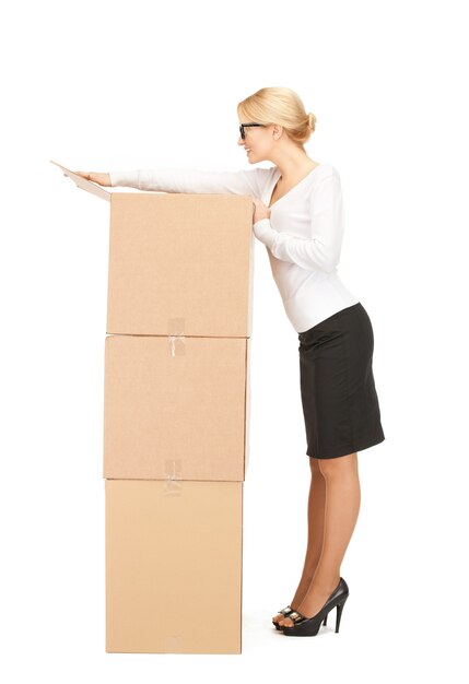 zdjęcie atrakcyjnej bizneswoman z dużymi pudełkami