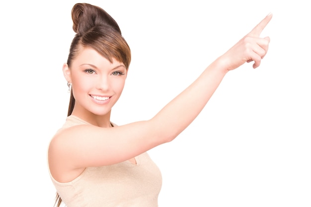 zdjęcie atrakcyjnej młodej kobiety, wskazując palcem