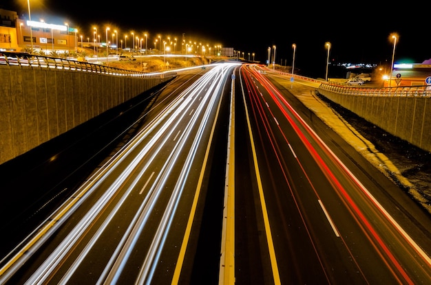 Zdjęcie autostrady w porze nocnej