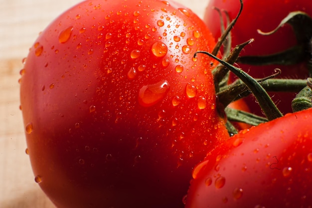 Zdjęcie bardzo świeżych pomidorów prezentowane na tle vintage