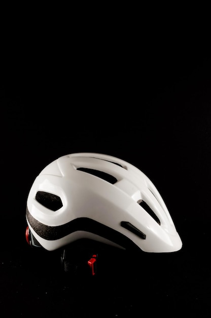 Zdjęcie białego rowerowego kasku ochronnego