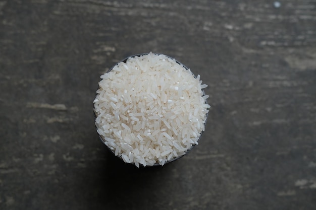 Zdjęcie białego ryżu jest na talerzu