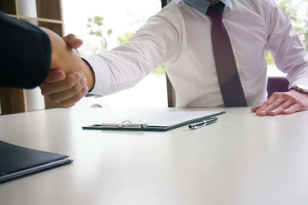 Zdjęcie Biznesmen Handshake. Koncepcja Partnerstwa Biznesowego