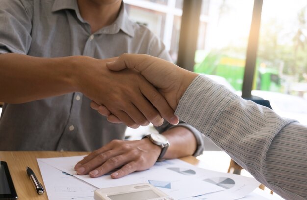 Zdjęcie biznesmen handshake. Koncepcja partnerstwa biznesowego