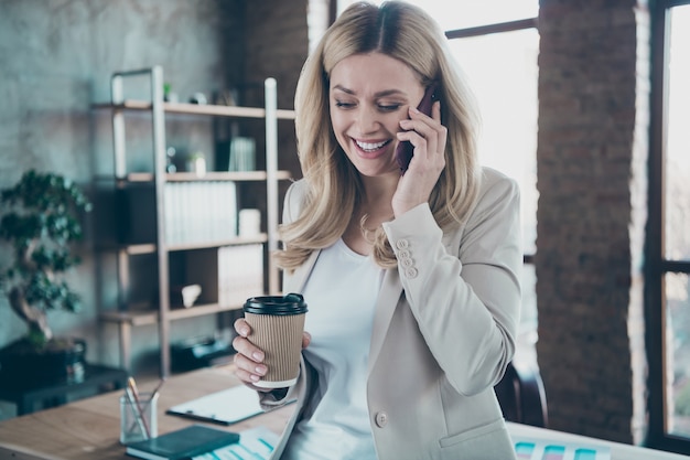 Zdjęcie Biznesowej Pani Trzymającej Rozmowę Filiżanki Telefonu