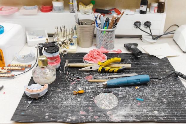 Zdjęcie brudnego biurka, na którym wykonuje się zęby ceramiczne w gabinecie stomatologicznym
