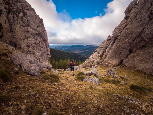 Zdjęcie chłopca wspinającego się na Pico Morron podczas górskiego trekkingu w Moncayo