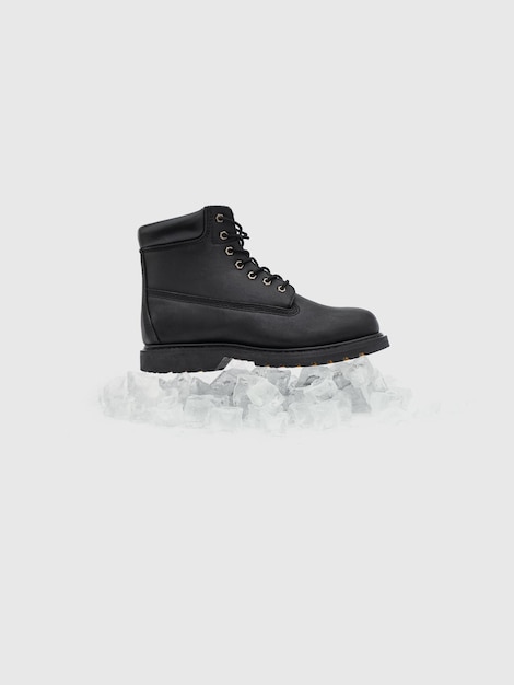 Zdjęcie czarnych butów zimowych na białym tle