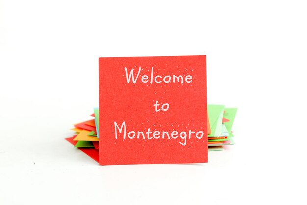 zdjęcie czerwonego papieru z tekstem "Witaj w Czarnogórze"