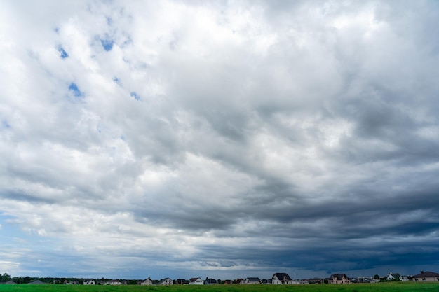 Zdjęcie czystego, błękitnego nieba z białymi chmurami nad wsią