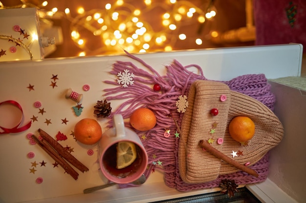 Zdjęcie do karty noworocznej Kompozycja noworoczna Widok z góry Ciepły szalik z dzianiny w kolorze fioletowym
