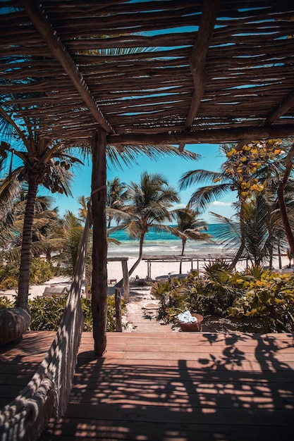 Zdjęcie zdjęcie domu i diamentowej plaży na wyspie nusa penida bali w indonezji