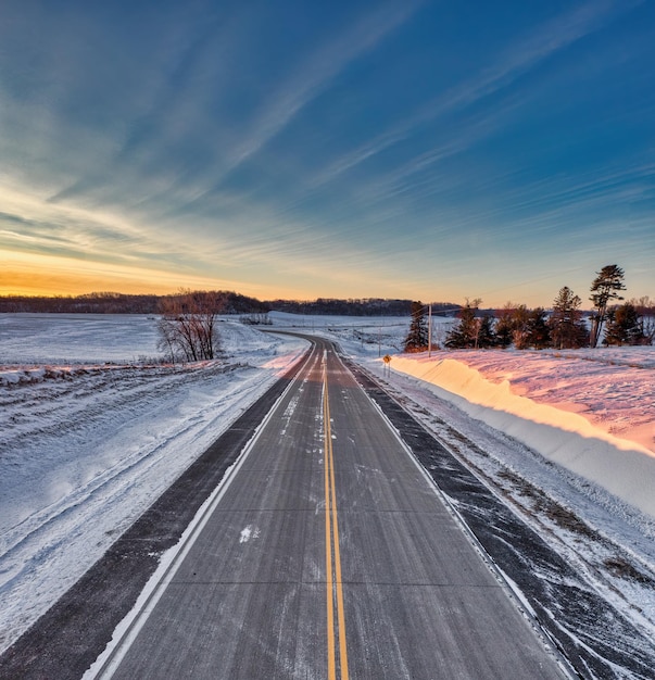 Zdjęcie drogi w zimie