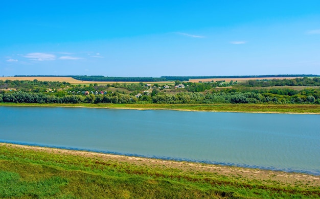 Zdjęcie dużej pięknej rzeki w Chocimiu widok z plaży