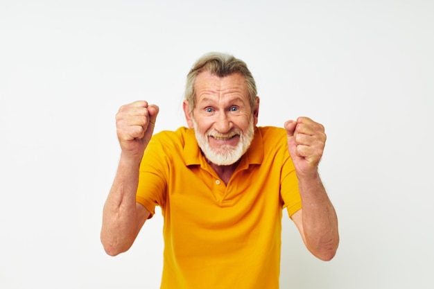 Zdjęcie emerytowanego starca gest szarej brody zabawne monochromatyczne ujęcie
