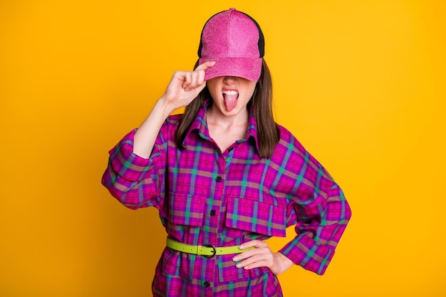 Zdjęcie Fajnych Rockowych Brązowych Włosów Dziewczyna Pokrywa Twarz Język Nosić Różową Koszulę Nakrycia Głowy Na Jasnożółtym Tle