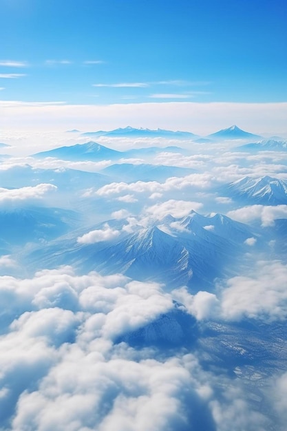 zdjęcie gór i chmur z samolotu