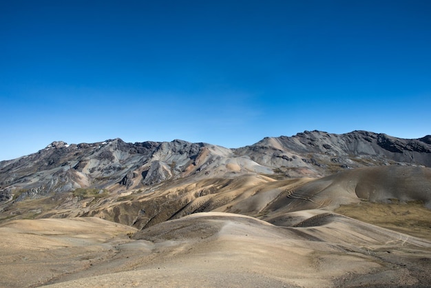 Zdjęcie zdjęcie gór w ciągu dnia i na ich zboczach pustynia
