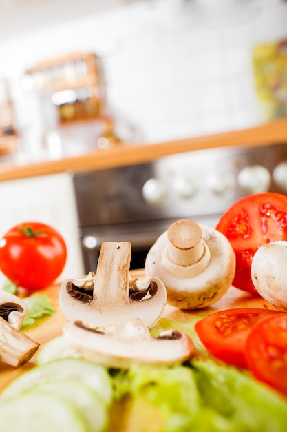 Zdjęcie grzybów, grzybów polnych, ogórków i pomidorów