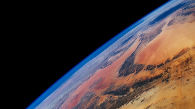 Zdjęcie horyzontu Ziemi z kosmosu na czarnym tle. Elementy tego obrazu dostarczone przez nasa