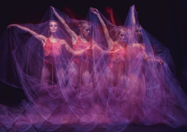 Zdjęcie Jako Sztuka - Zmysłowy I Emocjonalny Taniec Pięknej Baletnicy Przez Zasłonę