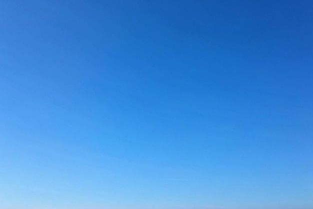 zdjęcie jasnego niebieskiego nieba na słoneczny dzień