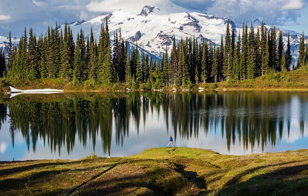 Zdjęcie jeziora i Glacier Peak w Waszyngtonie, USA