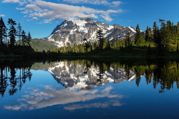 Zdjęcie jeziora i góry Shuksan, Waszyngton